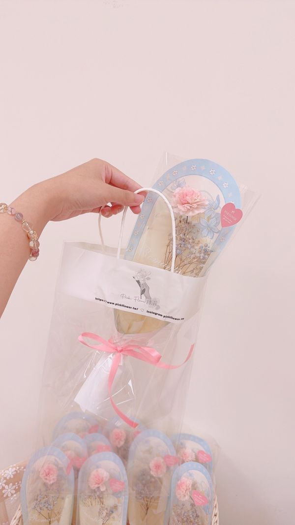 母親節聚餐首選花束｜擴香康乃馨單枝分享花束(2色) 母親節單支花束, 單支花推薦, 小花禮, 平價花束, 不凋花單支, 畢業花束, 台中花店, 加購花束, 藍粉花束