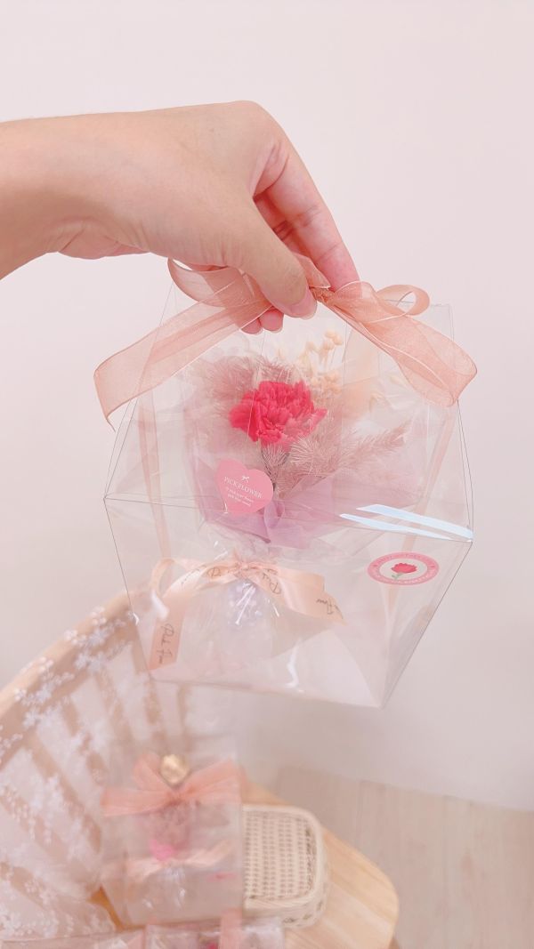 母親節禮物送禮首選｜永生康乃馨蕾絲包裝花禮盒(5色) 母親節小禮物, 不凋花禮盒, 迷你花束, 小花束推薦, 康乃馨禮盒, 畢業花禮, 團體送禮, 平價花束, 台中花店, 不凋花推薦