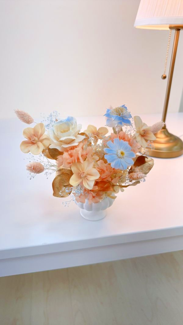 晴光橙・永生花桌上花禮 永生花桌花,不凋花花禮,橙藍花藝,居家花器,開幕花禮,生日花禮,生日花設計,療癒系花藝,PICK FLOWER,橙色永生花,台中花店,台中花藝