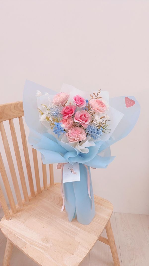 母親節大型精緻花束推薦｜永生漸層玫瑰與擴香康乃馨 春日粉藍 母親節花束, 不凋花束推薦, 康乃馨花束, 粉玫瑰花束, 韓系花束, 永生花禮物, 台中花店, 母親節禮物推薦, 乾燥花束, 送媽媽禮物