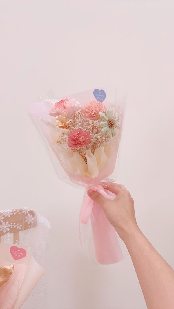 玻璃感療癒系｜擴香康乃馨豐盛花束(2色) 玻璃感花束, 單支花束推薦, 母親節小花禮, 不凋花單支, 藍粉花束, 透明花束, 台中花店