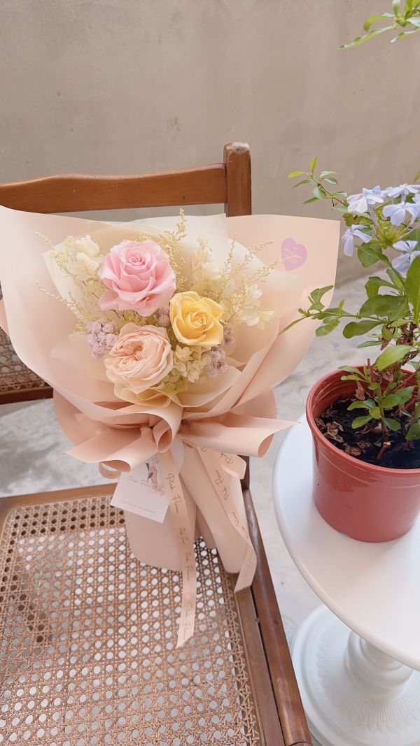 教師節限定〃溫柔相伴,不凋庭園與玫瑰花束 永生花束,不凋花束,奶茶色花束,粉玫瑰花束,黃色玫瑰花束,春日花禮,母親節花束,生日花禮,療癒系永生花,乾燥花束推薦,桌上花束,小型花禮,溫柔系花束,粉黃花束,台中花店,PICK FLOWER 揀花