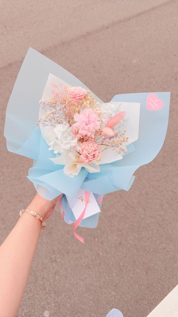 溫柔質感中型花束推薦｜永生康乃馨與擴香花(2色) 韓系花束, 母親節花束推薦, 不凋花束, 藍粉花束, 韓式包裝花束, 台中花店
