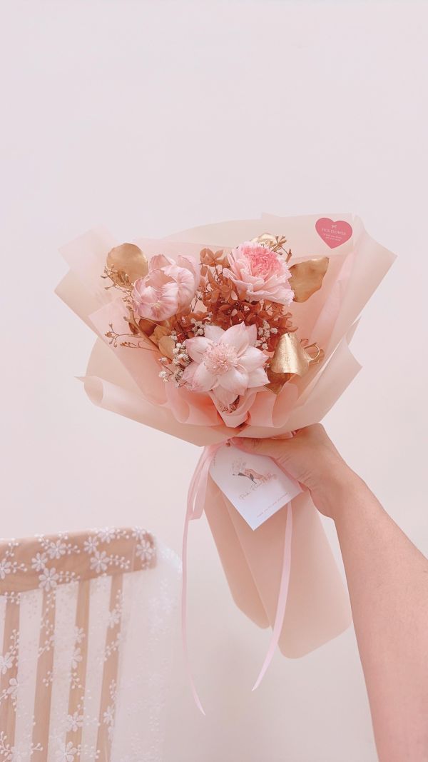 母親節擴香中大手綁花束推薦｜奶茶粉金與粉紫玫瑰金(2色) 擴香花束, 母親節花束推薦, 不凋花束, 奶茶粉花束, 精油擴香花, 台中花店, 質感花束