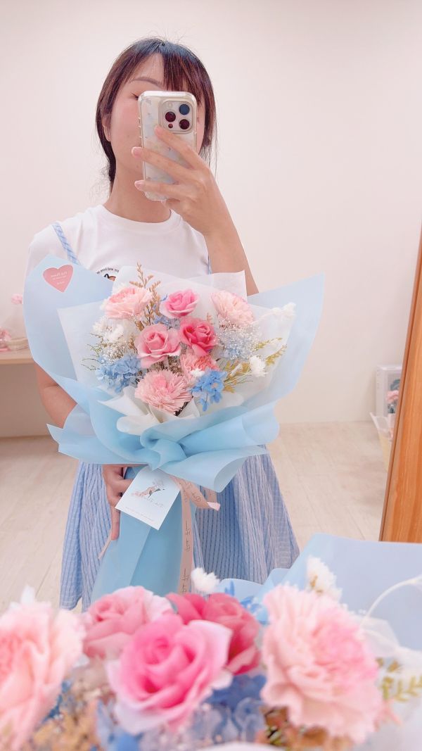 母親節大型精緻花束推薦｜永生漸層玫瑰與擴香康乃馨 春日粉藍 母親節花束, 不凋花束推薦, 康乃馨花束, 粉玫瑰花束, 韓系花束, 永生花禮物, 台中花店, 母親節禮物推薦, 乾燥花束, 送媽媽禮物