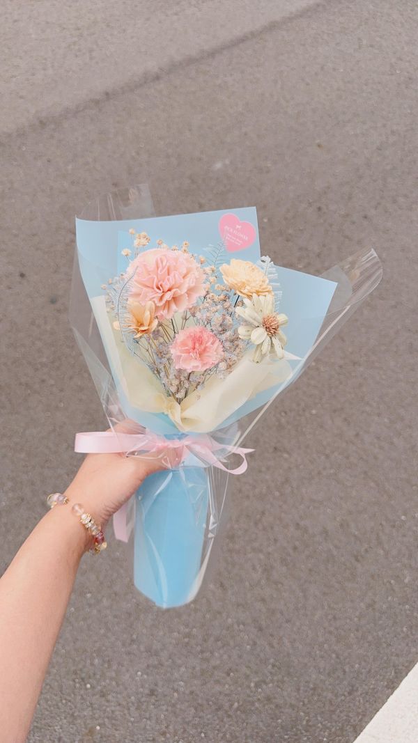 玻璃感療癒系｜擴香康乃馨豐盛花束(2色) 玻璃感花束, 單支花束推薦, 母親節小花禮, 不凋花單支, 藍粉花束, 透明花束, 台中花店