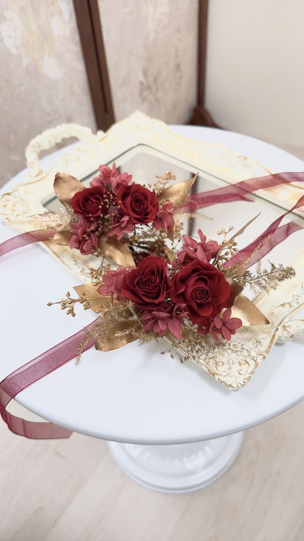 金色紅樺．胸花＆手腕花 紅色胸花,婚禮胸花,紅色手腕花,永生花胸花,不凋花胸花,新郎胸花,伴娘手腕花,紅金胸花,婚禮搭配花飾,典禮胸花推薦