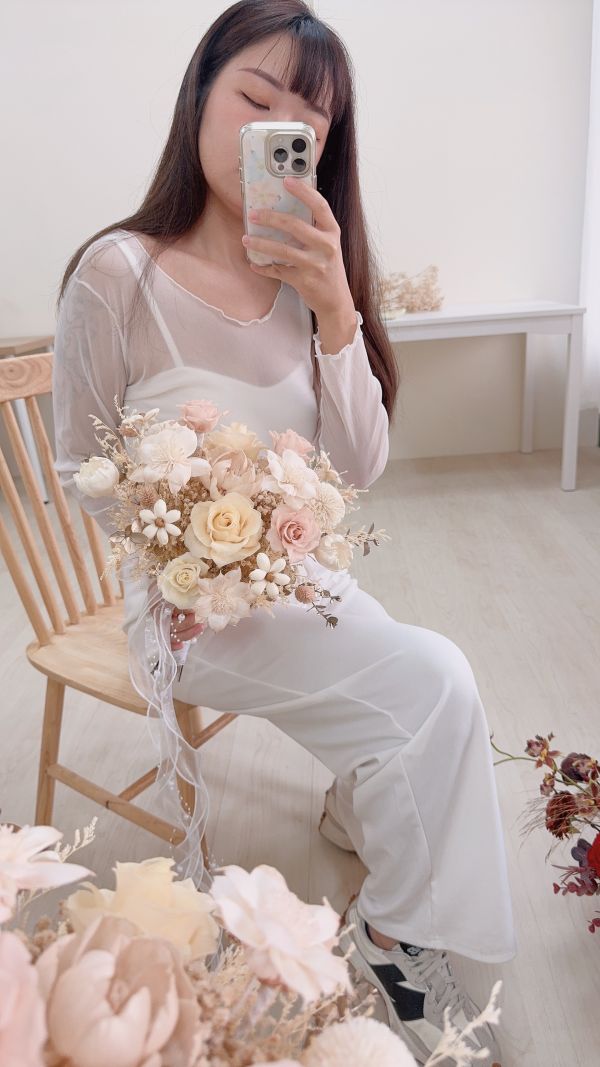 米杏裸粉歐式捧花28-30CM．婚禮花禮組｜新娘捧花＆新郎胸花 婚禮捧花, 永生花捧花, 新娘花束, 婚禮胸花, 奶茶色花束, 粉色捧花, 韓系婚禮花, 永生玫瑰捧花, 婚紗拍攝花束