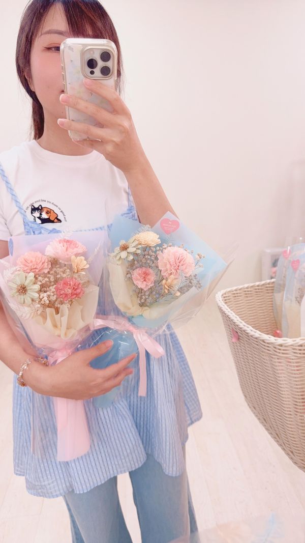 玻璃感療癒系｜擴香康乃馨豐盛花束(2色) 玻璃感花束, 單支花束推薦, 母親節小花禮, 不凋花單支, 藍粉花束, 透明花束, 台中花店