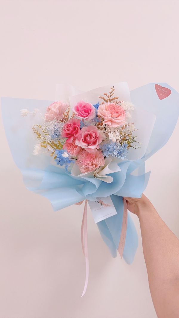 母親節大型精緻花束推薦｜永生漸層玫瑰與擴香康乃馨 春日粉藍 母親節花束, 不凋花束推薦, 康乃馨花束, 粉玫瑰花束, 韓系花束, 永生花禮物, 台中花店, 母親節禮物推薦, 乾燥花束, 送媽媽禮物