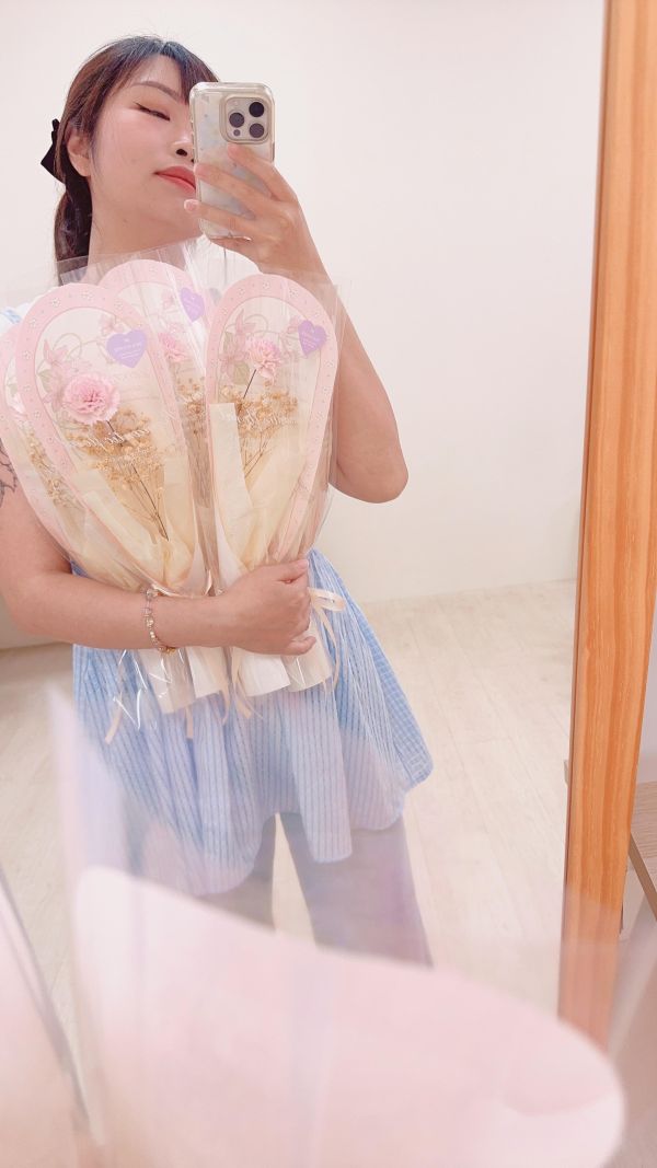 母親節聚餐首選花束｜擴香康乃馨單枝分享花束(2色) 母親節單支花束, 單支花推薦, 小花禮, 平價花束, 不凋花單支, 畢業花束, 台中花店, 加購花束, 藍粉花束