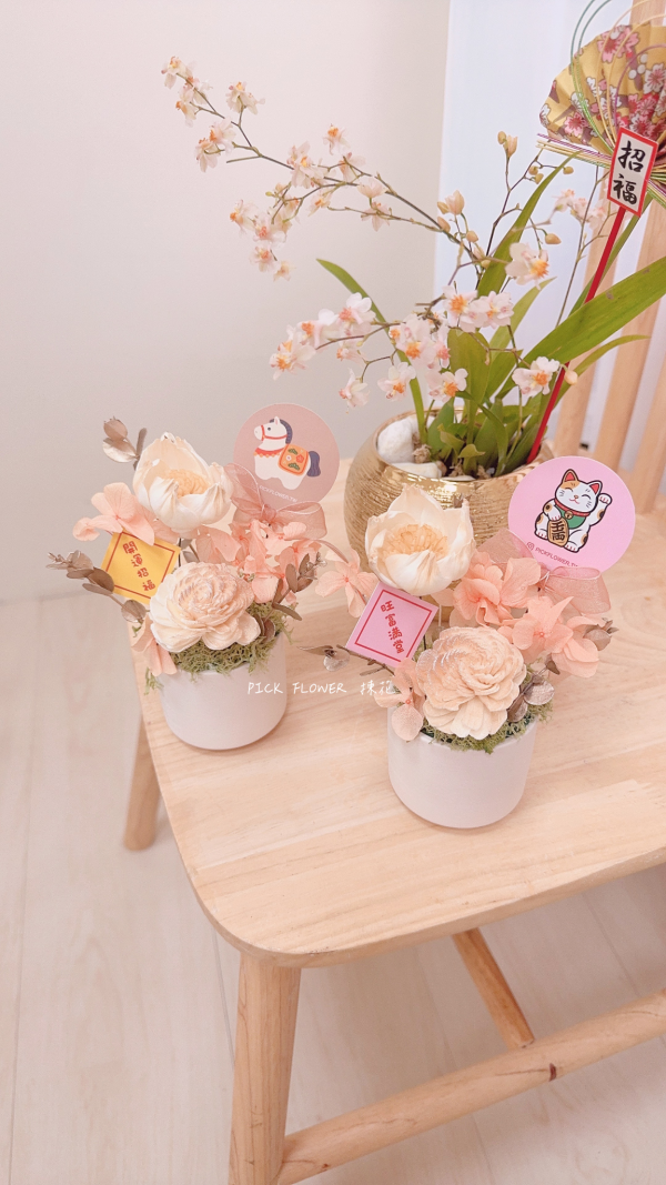 《馬年擴香小桌花》牡丹與玫瑰 馬年桌花,馬年擴香花,新年擴香花禮,新年桌花成品,馬年送禮推薦,企業新年送禮,擴香小桌花,新年招福花禮,花藝擴香禮盒,台中花店新年花禮