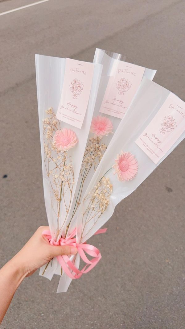 太陽花精靈的祝福-分享花束(多色) 畢業乾燥花束,畢業永生花束,畢業不凋花束,畢業花束推薦,韓系畢業花束,手綁畢業花束,向日葵畢業花束,乾燥花畢業禮物,永生花畢業禮物
,客製化畢業花束,高中畢業花束,大學畢業花束,研究所畢業花束,畢業典禮花束,台中畢業花束,豐原花店,韓式花束,畢業拍照花束,畢業季花禮