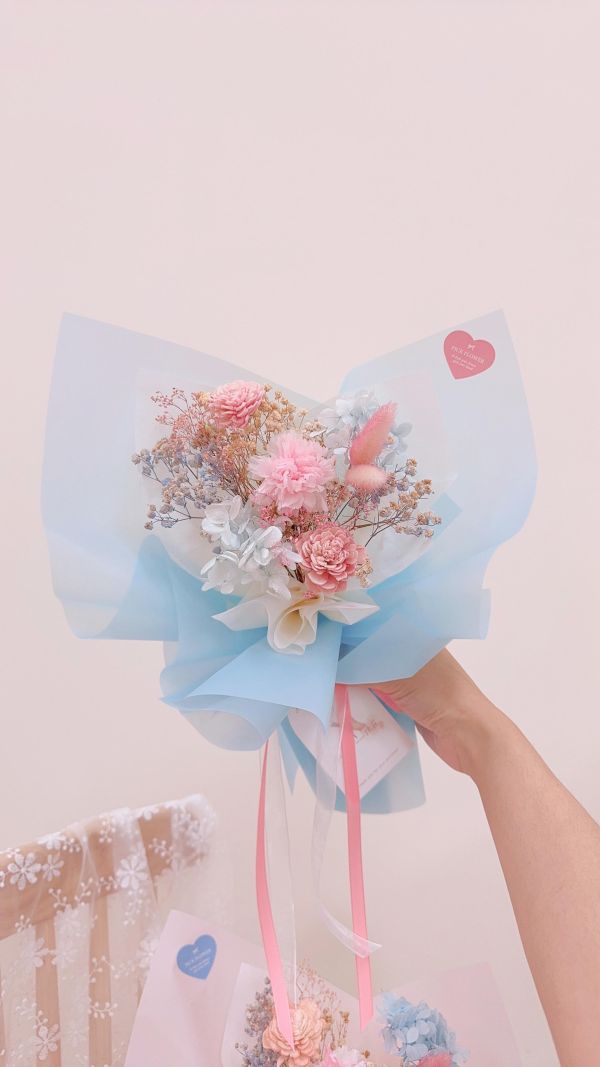 溫柔質感中型花束推薦｜永生康乃馨與擴香花(2色) 韓系花束, 母親節花束推薦, 不凋花束, 藍粉花束, 韓式包裝花束, 台中花店