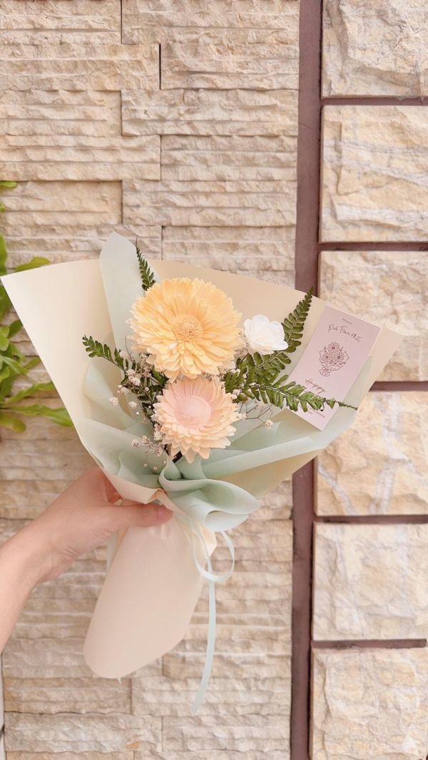 向日葵精靈的祝福小花園手綁花束(3色) 畢業乾燥花束,畢業永生花束,畢業不凋花束,畢業花束推薦,韓系畢業花束,手綁畢業花束,向日葵畢業花束,乾燥花畢業禮物,永生花畢業禮物
,客製化畢業花束,高中畢業花束,大學畢業花束,研究所畢業花束,畢業典禮花束,台中畢業花束,豐原花店,韓式花束,畢業拍照花束,畢業季花禮