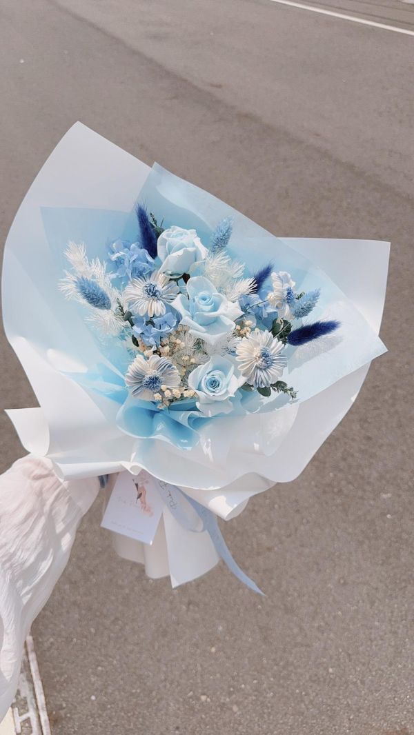 晴空藍玫瑰小雛菊不凋乾燥花束｜溫柔藍色系手綁花禮 不凋花束,乾燥花束,粉色花束,奶茶粉花束,韓系花束,畢業花束推薦,生日花束,告白花束,母親節花束,乾燥花禮物,永生花束,台中花店,豐原花店,不凋花推薦,手綁花束