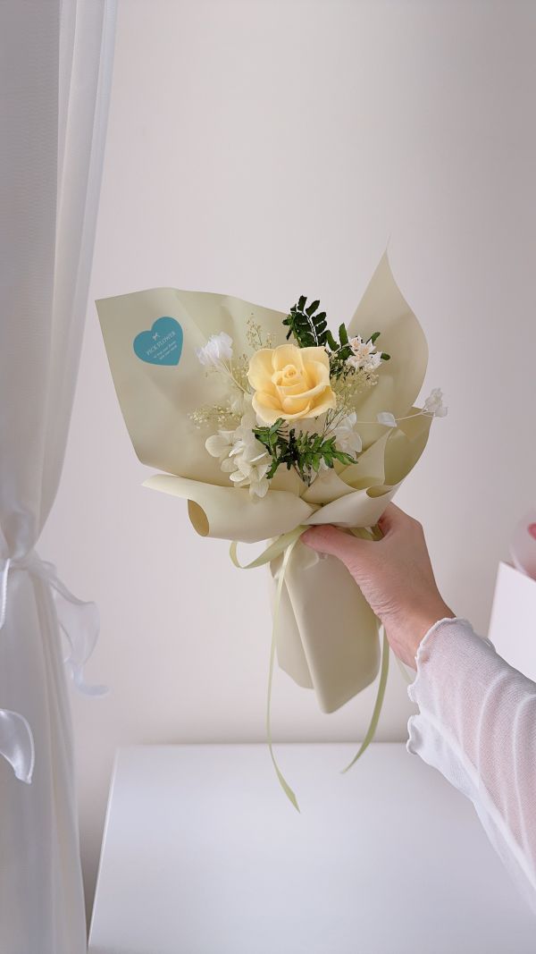 香草奶霜．永生玫瑰小型花束 永生花花束, 不凋花小花束, 黃色玫瑰花束, 奶油色花藝, 溫柔系花束, 小花束禮物, 永生玫瑰, 乾燥花禮, 畢業花束, 感謝花禮