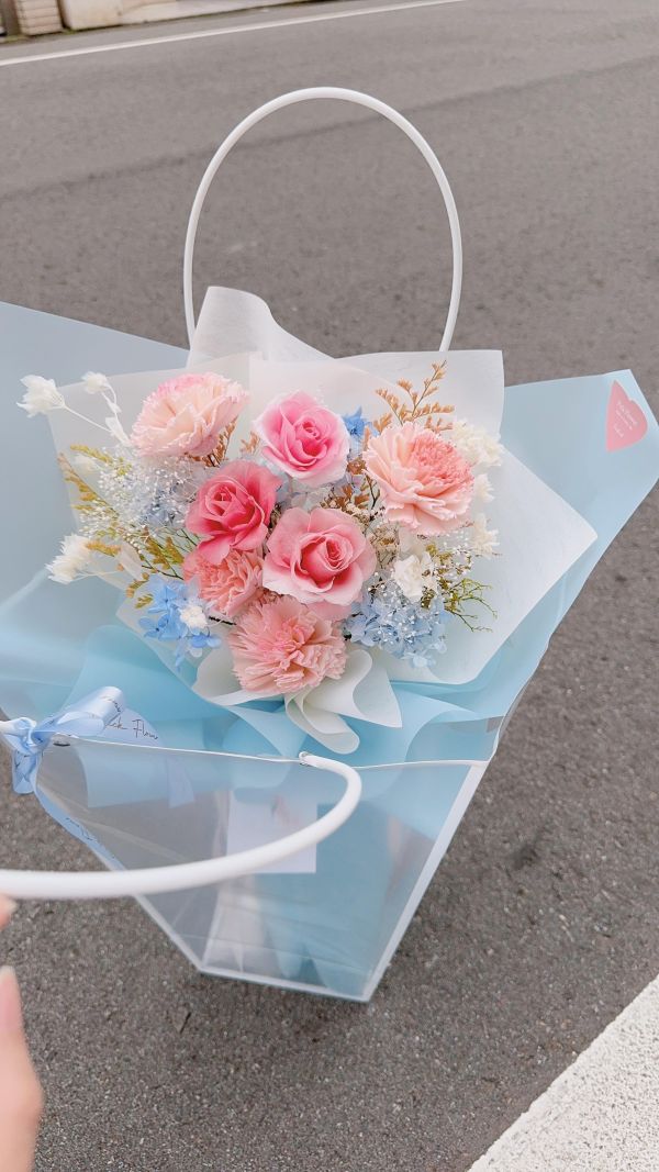 母親節大型精緻花束推薦｜永生漸層玫瑰與擴香康乃馨 春日粉藍 母親節花束, 不凋花束推薦, 康乃馨花束, 粉玫瑰花束, 韓系花束, 永生花禮物, 台中花店, 母親節禮物推薦, 乾燥花束, 送媽媽禮物