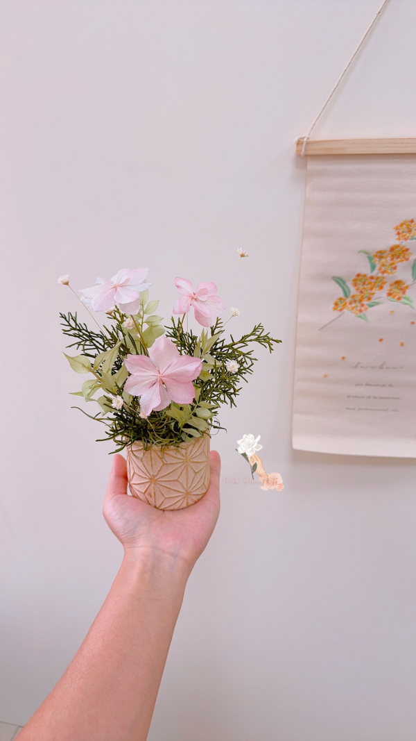 杜鵑紫陽花．日本花器小型桌花 乾燥花桌花,永生花桌花,韓系花藝,奶茶色花藝,奶茶色花禮,粉色花藝,奶茶色乾燥花,奶茶色永生花,居家擺飾,開幕花禮,桌花設計,花藝設計,花藝禮物