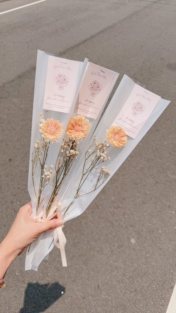 太陽花精靈的祝福-分享花束(多色) 畢業乾燥花束,畢業永生花束,畢業不凋花束,畢業花束推薦,韓系畢業花束,手綁畢業花束,向日葵畢業花束,乾燥花畢業禮物,永生花畢業禮物
,客製化畢業花束,高中畢業花束,大學畢業花束,研究所畢業花束,畢業典禮花束,台中畢業花束,豐原花店,韓式花束,畢業拍照花束,畢業季花禮