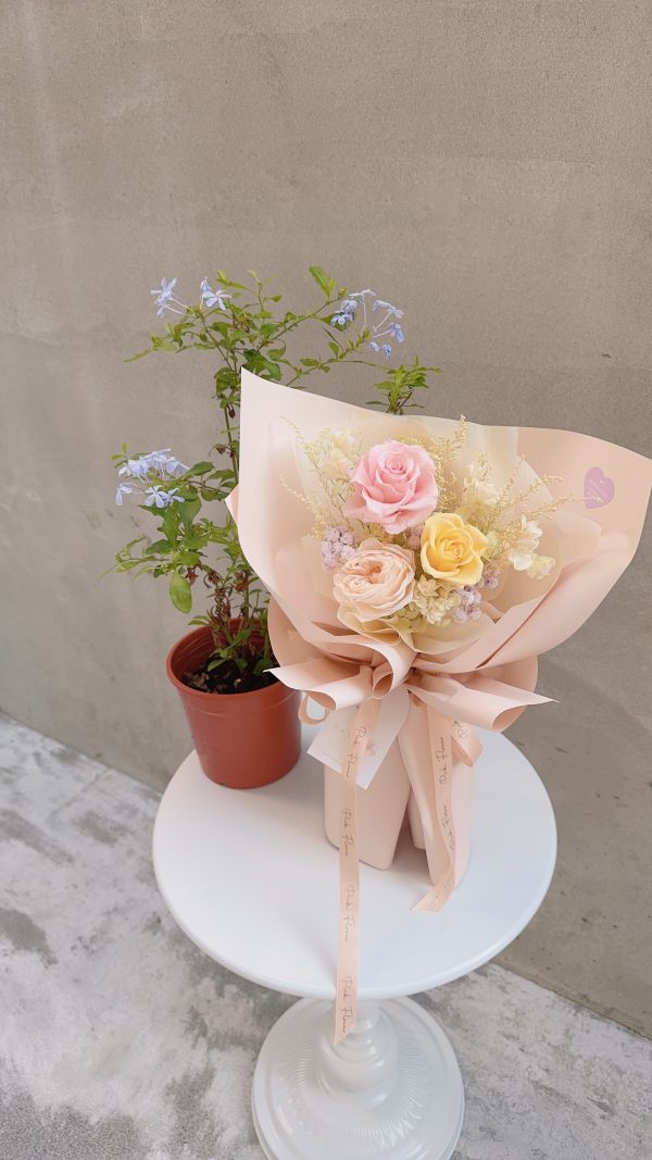 教師節限定〃溫柔相伴,不凋庭園與玫瑰花束 永生花束,不凋花束,奶茶色花束,粉玫瑰花束,黃色玫瑰花束,春日花禮,母親節花束,生日花禮,療癒系永生花,乾燥花束推薦,桌上花束,小型花禮,溫柔系花束,粉黃花束,台中花店,PICK FLOWER 揀花