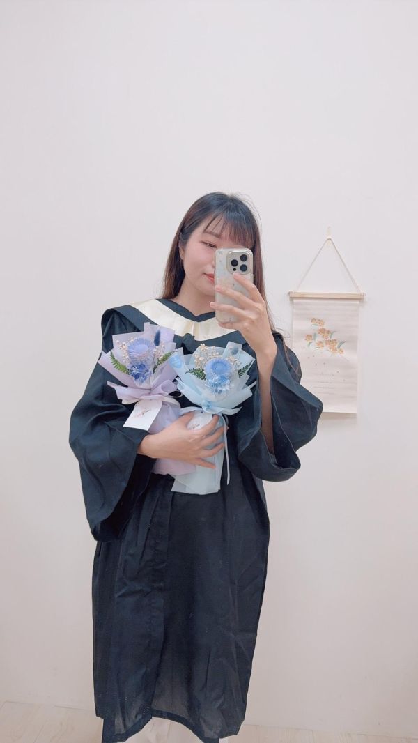 向日葵精靈的祝福小型精緻手綁花束(4色) 畢業乾燥花束,畢業永生花束,畢業不凋花束,畢業花束推薦,韓系畢業花束,手綁畢業花束,向日葵畢業花束,乾燥花畢業禮物,永生花畢業禮物
,客製化畢業花束,高中畢業花束,大學畢業花束,研究所畢業花束,畢業典禮花束,台中畢業花束,豐原花店,韓式花束,畢業拍照花束,畢業季花禮