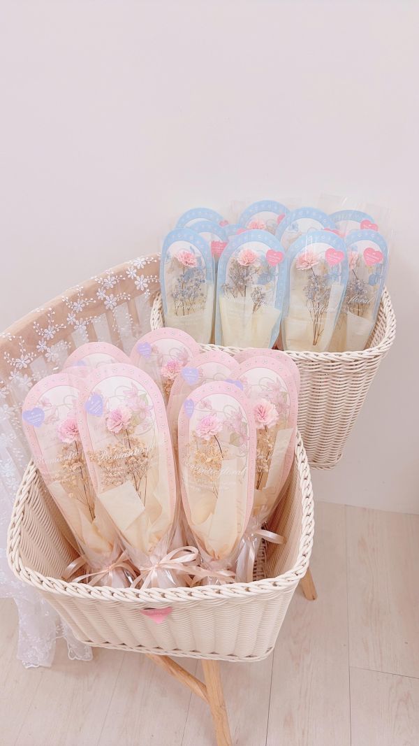 母親節聚餐首選花束｜擴香康乃馨單枝分享花束(2色) 母親節單支花束, 單支花推薦, 小花禮, 平價花束, 不凋花單支, 畢業花束, 台中花店, 加購花束, 藍粉花束