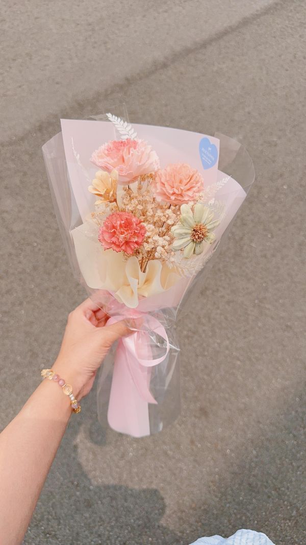 玻璃感療癒系｜擴香康乃馨豐盛花束(2色) 玻璃感花束, 單支花束推薦, 母親節小花禮, 不凋花單支, 藍粉花束, 透明花束, 台中花店