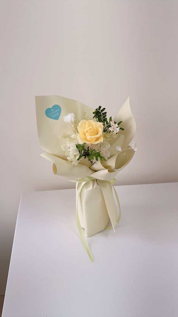香草奶霜．永生玫瑰小型花束 永生花花束, 不凋花小花束, 黃色玫瑰花束, 奶油色花藝, 溫柔系花束, 小花束禮物, 永生玫瑰, 乾燥花禮, 畢業花束, 感謝花禮