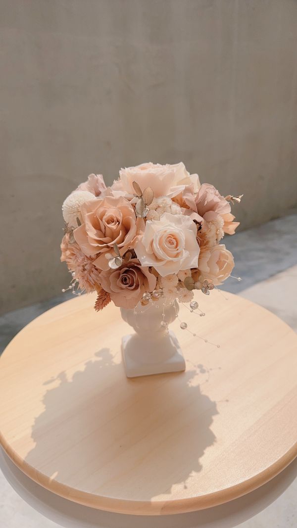 懷舊奶茶．永生玫瑰古典圓形桌花 