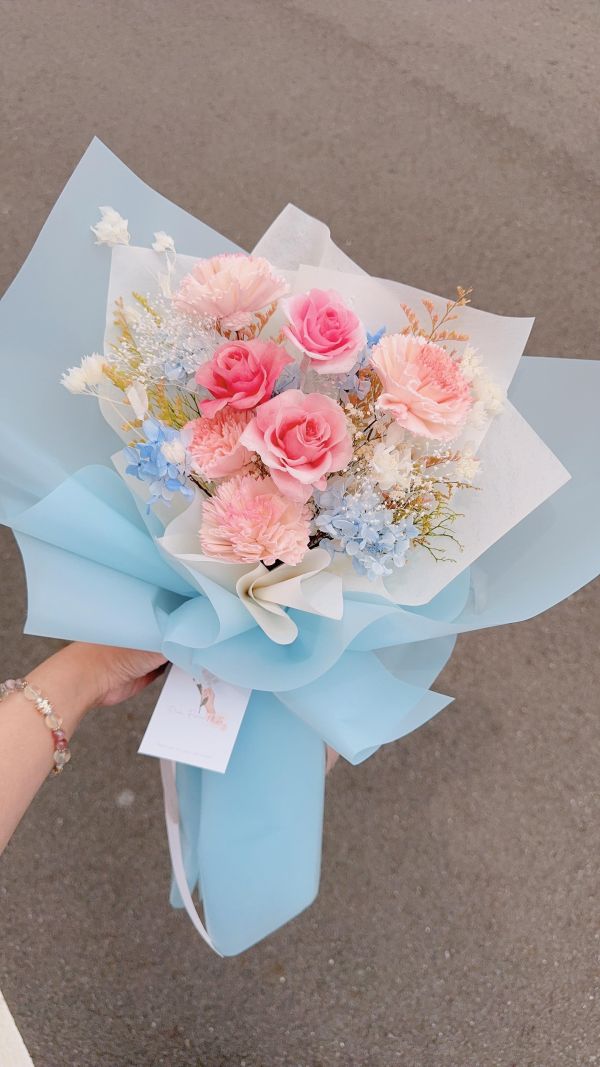 母親節大型精緻花束推薦｜永生漸層玫瑰與擴香康乃馨 春日粉藍 母親節花束, 不凋花束推薦, 康乃馨花束, 粉玫瑰花束, 韓系花束, 永生花禮物, 台中花店, 母親節禮物推薦, 乾燥花束, 送媽媽禮物