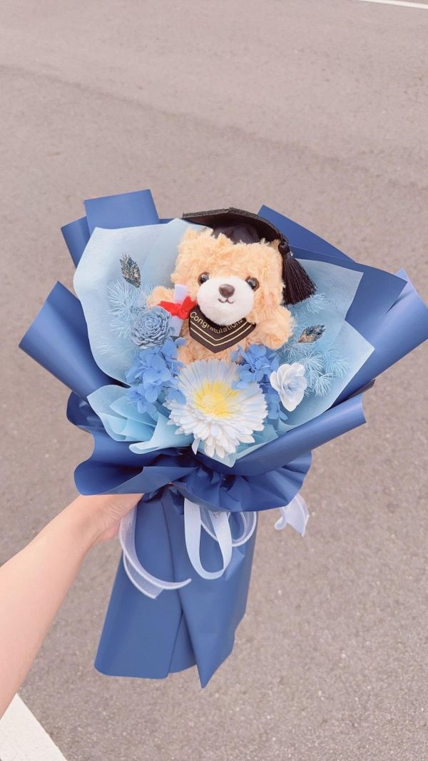 畢業限定「熊抱祝福」手綁花束(3色) 畢業乾燥花束,畢業永生花束,畢業不凋花束,畢業花束推薦,韓系畢業花束,手綁畢業花束,向日葵畢業花束,乾燥花畢業禮物,永生花畢業禮物
,客製化畢業花束,高中畢業花束,大學畢業花束,研究所畢業花束,畢業典禮花束,台中畢業花束,豐原花店,韓式花束,畢業拍照花束,畢業季花禮