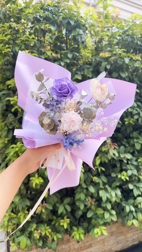 星夜紫｜永生玫瑰手綁花束 永生花束,紫色永生花,永生玫瑰,質感花束,生日送禮,畢業花束,紀念日花束,台中花