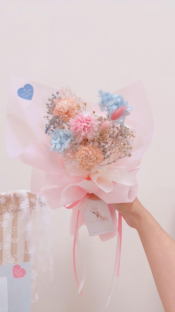 溫柔質感中型花束推薦｜永生康乃馨與擴香花(2色) 韓系花束, 母親節花束推薦, 不凋花束, 藍粉花束, 韓式包裝花束, 台中花店