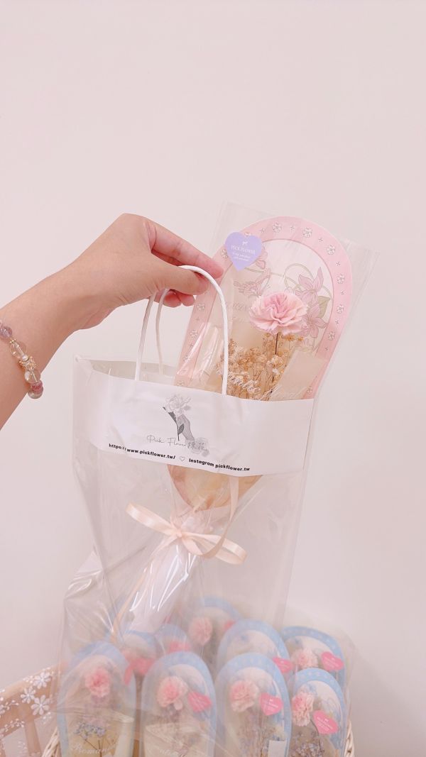 母親節聚餐首選花束｜擴香康乃馨單枝分享花束(2色) 母親節單支花束, 單支花推薦, 小花禮, 平價花束, 不凋花單支, 畢業花束, 台中花店, 加購花束, 藍粉花束