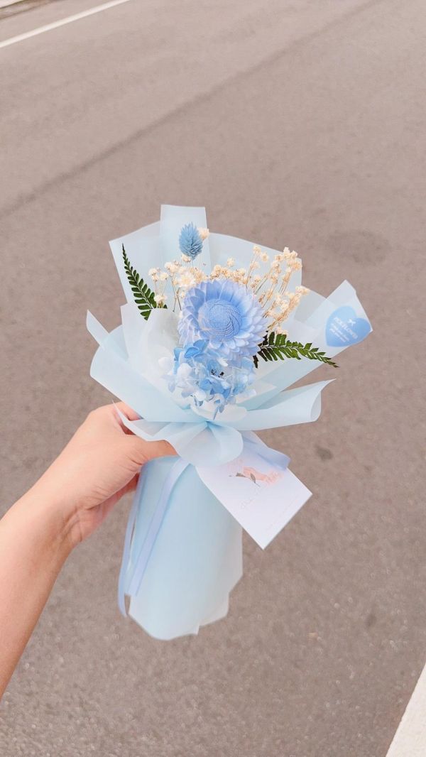 向日葵精靈的祝福小型精緻手綁花束(4色) 畢業乾燥花束,畢業永生花束,畢業不凋花束,畢業花束推薦,韓系畢業花束,手綁畢業花束,向日葵畢業花束,乾燥花畢業禮物,永生花畢業禮物
,客製化畢業花束,高中畢業花束,大學畢業花束,研究所畢業花束,畢業典禮花束,台中畢業花束,豐原花店,韓式花束,畢業拍照花束,畢業季花禮