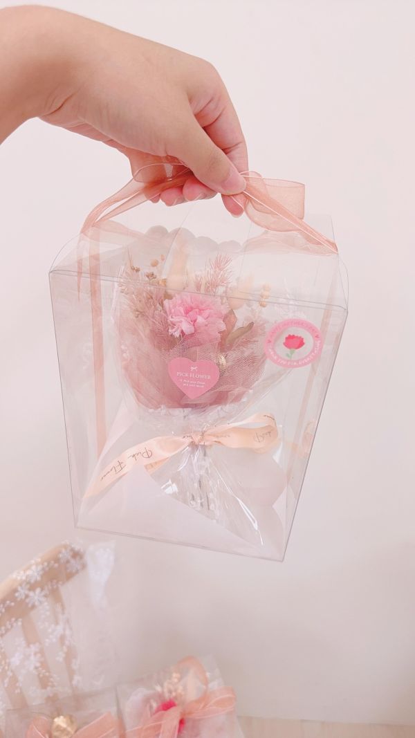 母親節禮物送禮首選｜永生康乃馨蕾絲包裝花禮盒(5色) 母親節小禮物, 不凋花禮盒, 迷你花束, 小花束推薦, 康乃馨禮盒, 畢業花禮, 團體送禮, 平價花束, 台中花店, 不凋花推薦