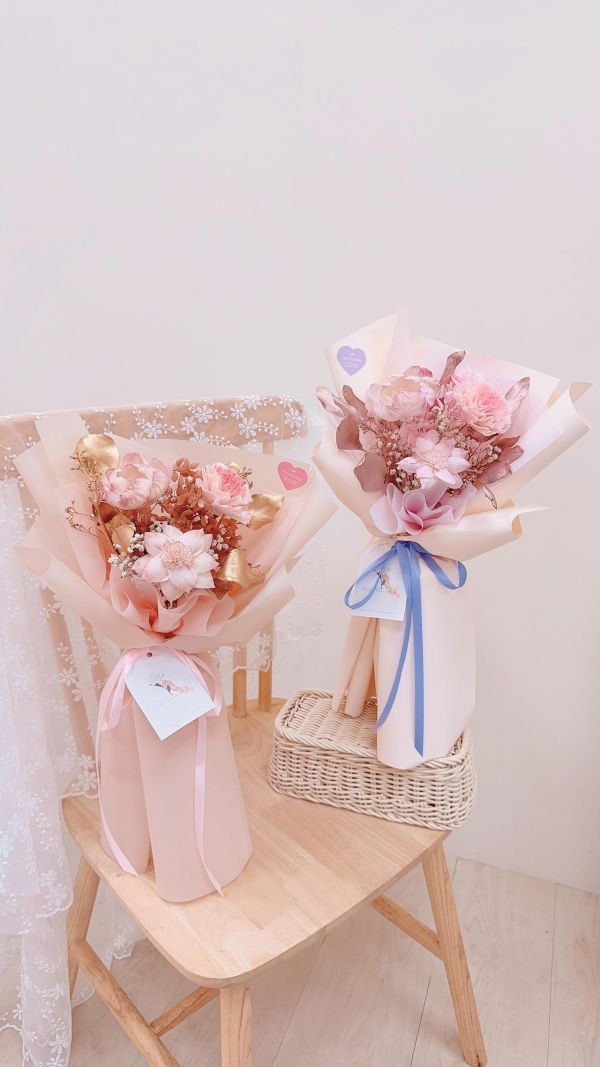 母親節擴香中大手綁花束推薦｜奶茶粉金與粉紫玫瑰金(2色) 擴香花束, 母親節花束推薦, 不凋花束, 奶茶粉花束, 精油擴香花, 台中花店, 質感花束