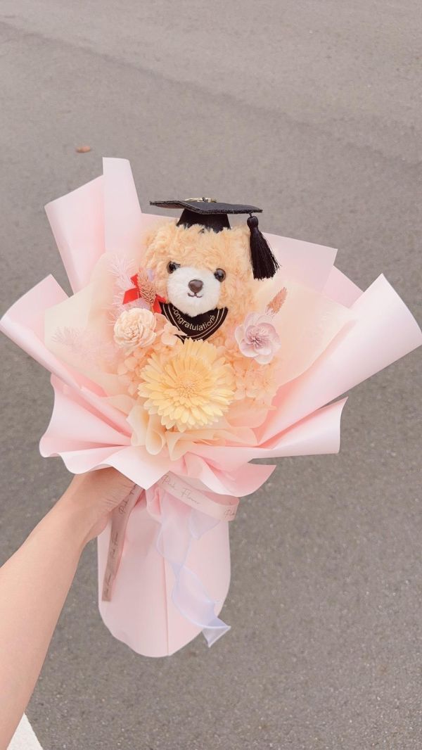 畢業限定「熊抱祝福」手綁花束(3色) 畢業乾燥花束,畢業永生花束,畢業不凋花束,畢業花束推薦,韓系畢業花束,手綁畢業花束,向日葵畢業花束,乾燥花畢業禮物,永生花畢業禮物
,客製化畢業花束,高中畢業花束,大學畢業花束,研究所畢業花束,畢業典禮花束,台中畢業花束,豐原花店,韓式花束,畢業拍照花束,畢業季花禮