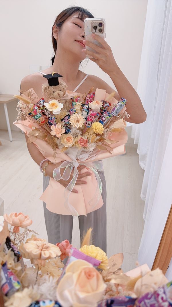 熊抱棒棒糖花束 