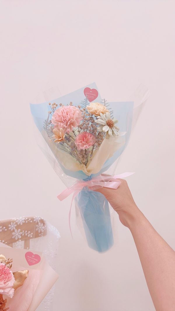 玻璃感療癒系｜擴香康乃馨豐盛花束(2色) 玻璃感花束, 單支花束推薦, 母親節小花禮, 不凋花單支, 藍粉花束, 透明花束, 台中花店