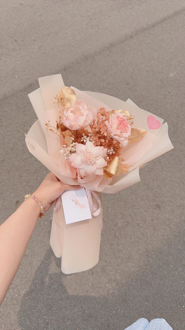 母親節擴香中大手綁花束推薦｜奶茶粉金與粉紫玫瑰金(2色) 擴香花束, 母親節花束推薦, 不凋花束, 奶茶粉花束, 精油擴香花, 台中花店, 質感花束