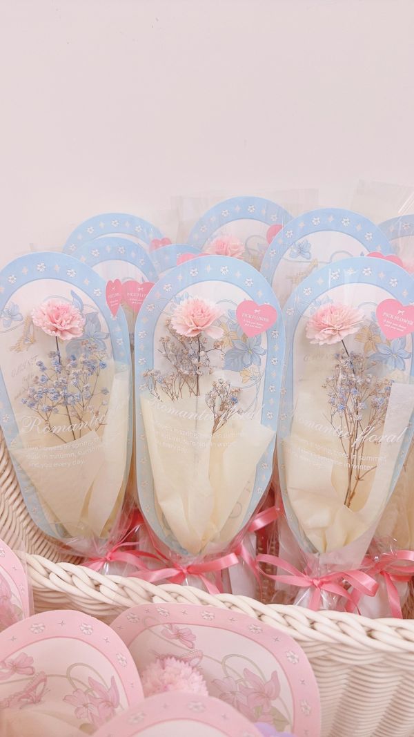 母親節聚餐首選花束｜擴香康乃馨單枝分享花束(2色) 母親節單支花束, 單支花推薦, 小花禮, 平價花束, 不凋花單支, 畢業花束, 台中花店, 加購花束, 藍粉花束