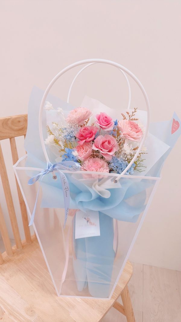 母親節大型精緻花束推薦｜永生漸層玫瑰與擴香康乃馨 春日粉藍 母親節花束, 不凋花束推薦, 康乃馨花束, 粉玫瑰花束, 韓系花束, 永生花禮物, 台中花店, 母親節禮物推薦, 乾燥花束, 送媽媽禮物