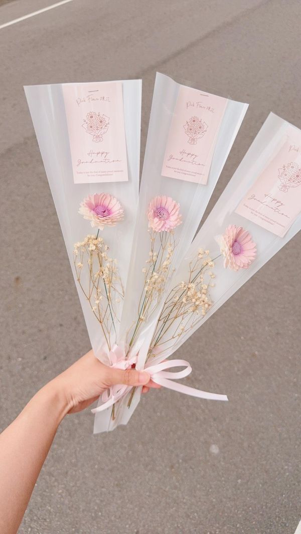 太陽花精靈的祝福-分享花束(多色) 畢業乾燥花束,畢業永生花束,畢業不凋花束,畢業花束推薦,韓系畢業花束,手綁畢業花束,向日葵畢業花束,乾燥花畢業禮物,永生花畢業禮物
,客製化畢業花束,高中畢業花束,大學畢業花束,研究所畢業花束,畢業典禮花束,台中畢業花束,豐原花店,韓式花束,畢業拍照花束,畢業季花禮