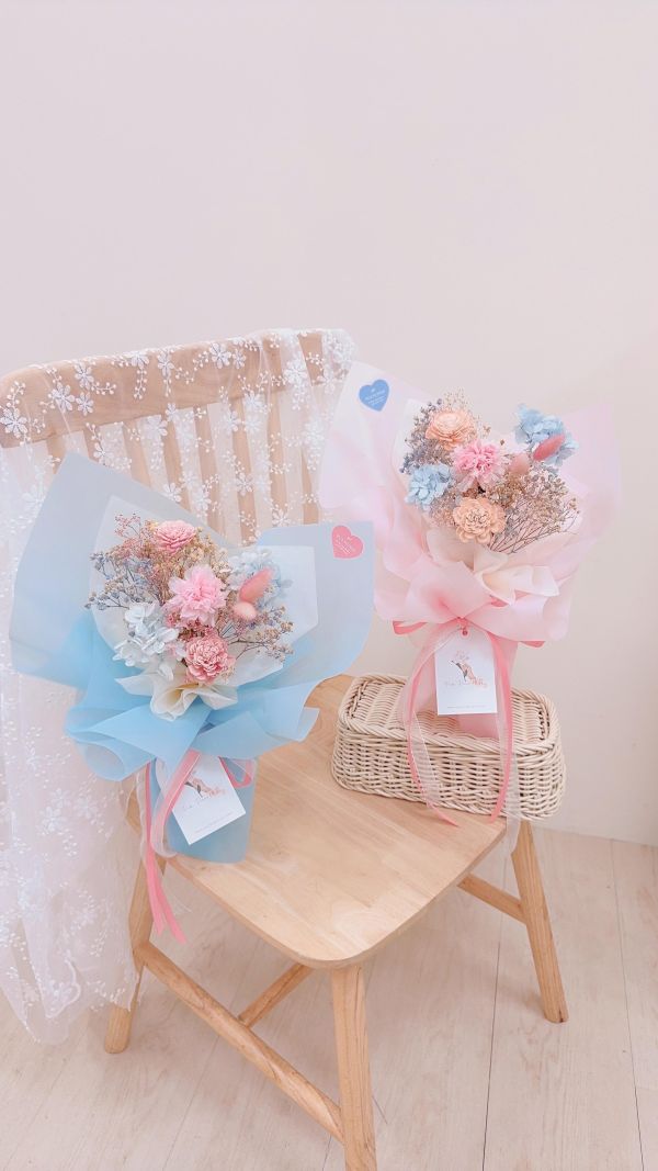 溫柔質感中型花束推薦｜永生康乃馨與擴香花(2色) 韓系花束, 母親節花束推薦, 不凋花束, 藍粉花束, 韓式包裝花束, 台中花店