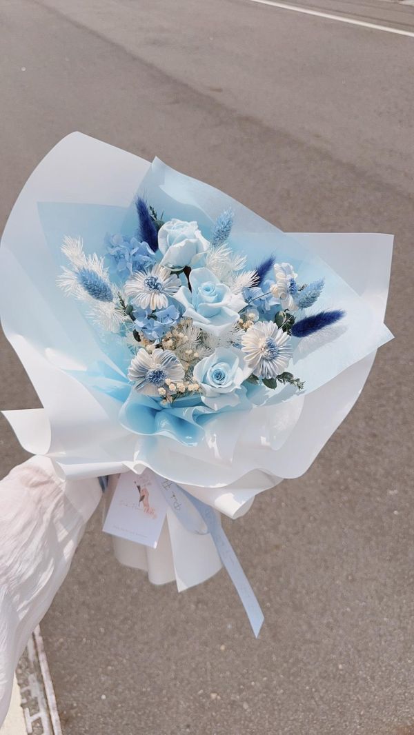 晴空藍玫瑰小雛菊不凋乾燥花束｜溫柔藍色系手綁花禮 不凋花束,乾燥花束,粉色花束,奶茶粉花束,韓系花束,畢業花束推薦,生日花束,告白花束,母親節花束,乾燥花禮物,永生花束,台中花店,豐原花店,不凋花推薦,手綁花束