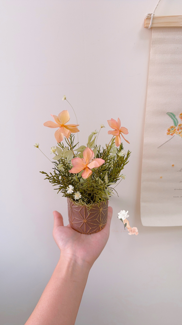 杜鵑紫陽花．日本花器小型桌花 乾燥花桌花,永生花桌花,韓系花藝,奶茶色花藝,奶茶色花禮,粉色花藝,奶茶色乾燥花,奶茶色永生花,居家擺飾,開幕花禮,桌花設計,花藝設計,花藝禮物