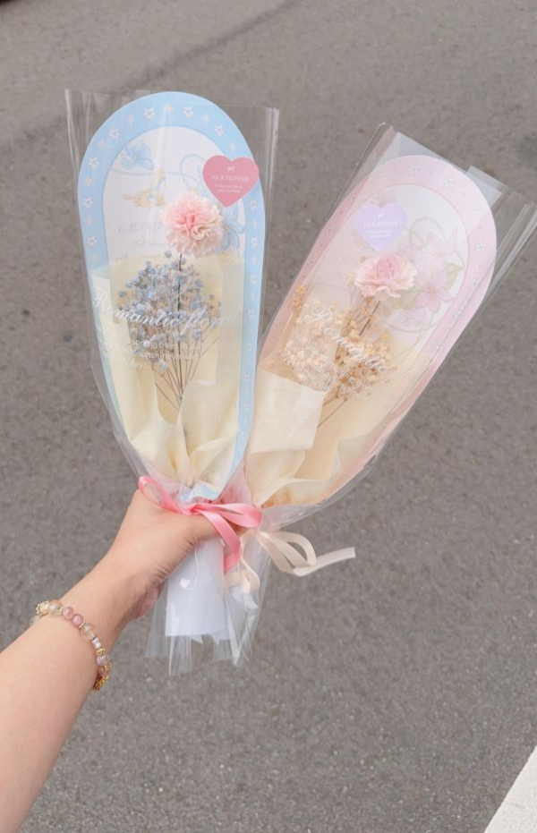 母親節聚餐首選花束｜擴香康乃馨單枝分享花束(2色) 母親節單支花束, 單支花推薦, 小花禮, 平價花束, 不凋花單支, 畢業花束, 台中花店, 加購花束, 藍粉花束