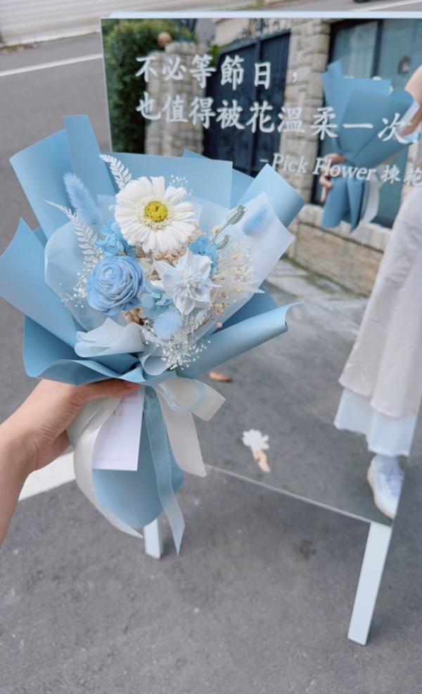 永生非洲菊太陽花束-藍白色 捧花 、捧花訂製 、捧花設計、捧花禮 
登記、登記結婚、登記捧花、登記寫真 
居家佈置、居家裝飾、結婚準備、花束 
台中花店 、台中花藝 、豐原 、潭子、后里 
乾燥捧花、永生捧花、台中花藝教室
團體課程、手作課程、入厝禮、花藝設計、氣質 
米色、奶茶、奶茶色、奶茶控